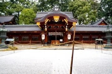 <p>신사나 절 내부에 잘 정돈된 자갈정원이 저에겐 퍽 인상적이였어요.</p>