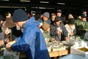 The race to buy your container of oysters during the featival (Photo: JF Mushiage)