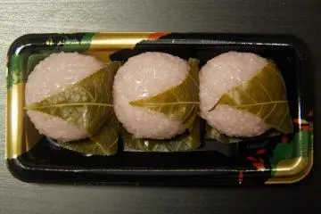 Sakuramochi. To eat the leaf, or not to eat the leaf?