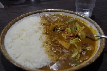The spring curry and sakura shrimp also come available with scrambled eggs, fried fish, fresh tomato, and cuttlefish.&nbsp;