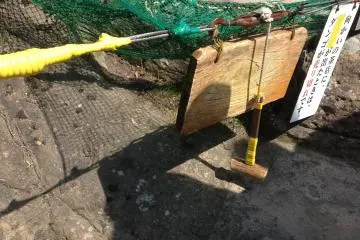 <p>After you put your money in the basket, you hit the wooden plank 3 times and the chef pulls up the basket with the order.</p>