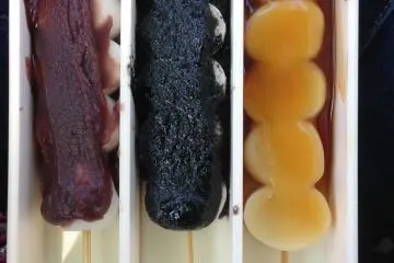 <p>Delicious dangos, and only 400 yen! This comes with green tea.</p>