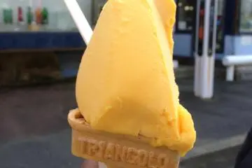 <p>There is a cafe that sells gelato in a triangular cone. I got the mango</p>