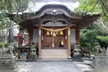 <p>The shrine next to the pond is known as Itsukushima, just like its more famous namesake in Miyajima</p>