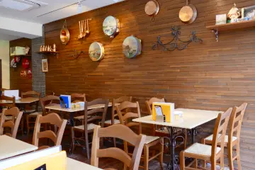<p>Large open area allows lots of natural light (Kamakura&nbsp;Branch)</p>