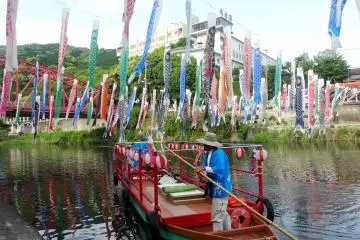 Kalian dapat menaiki perahu untuk melihat bendera koi secara lebih dekat