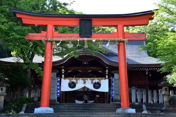 Aula berdoa pada kuil Fujishima terlihat dari gerbang torii merah