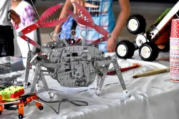 <p>Crab-shaped robot exhibited for kids. Crab is one of Fukui's specialties.</p>