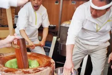 전문가들은 믿을 수 없는 속도와 정확성으로 모치를 빻는다.