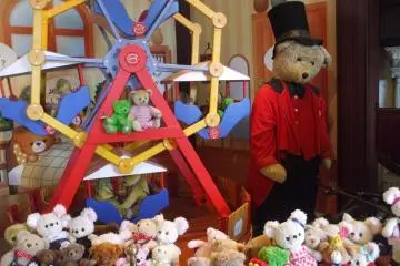 The entrance of Teddy Bear Kingdom. All of the teddy bears greet you at the entrance, each with their own unique face. (Photo: Youko Tanaka)