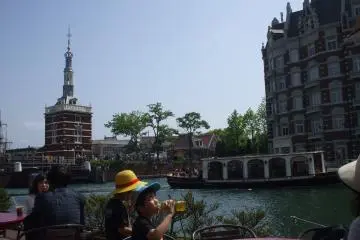 <p>A seat on a terrace overlooking the canal. You can purchase a Sasebo city burger, Nagasaki champagne, or bring in your own packed lunch which somehow tastes better when surrounded by beautiful scenery.</p>