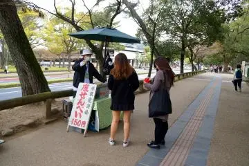 <p>나라공원 들어가는 입구서부터 사슴에게 주는 먹이를 파는 곳이 여러곳에서 보여요.</p>