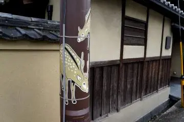 <p>사슴을 영물(靈物)로 보는 곳이라 그런지, 여기저기에 사슴으로 꾸며놓은 것을 볼 수 있어요.</p>