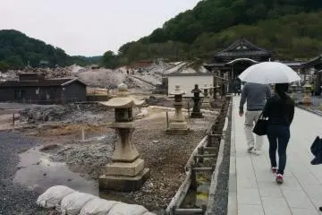 <p>Walking towards the main temple</p>