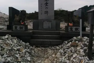 <p>There are many memorials throughout the grounds</p>