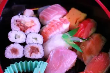 <p>One of the choices includes a sushi sampler for JPY 1000. You could also opt for simpler snacks like popcorn, fried chicken, and more</p>