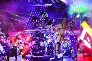 <p>A DJ robot cruising through the center</p>