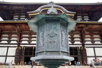 <p>대불전 앞에 있던 거대한 청동등</p>