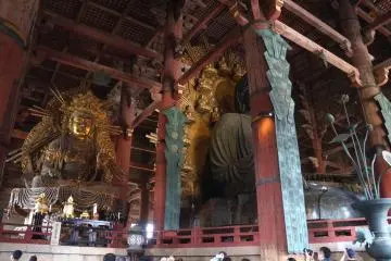 <p>비로나자불 양 옆에는 또 다른 거대한 불상이 있었어요.</p>