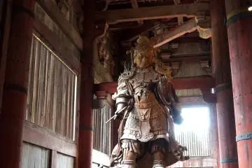 <p>대불전에 안에 있던 거대한 다문천상</p>