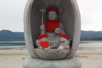 รูปปั้นจิโสะข้างหน้าทะเลสาบอุโสะริ
