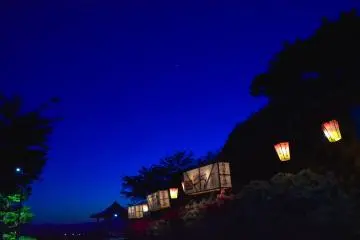Le parc illuminé sous le ciel crépusculaire avec Jupiter dans le centre