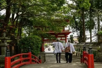 <p>Pilgrims wearing traditional white dress</p>