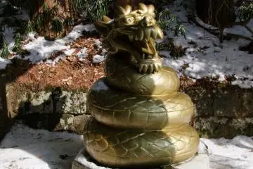 <p>A golden serpent?</p>