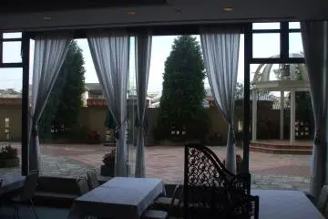 <p>You can enjoy the view of the garden as you relax in the lobby.</p>