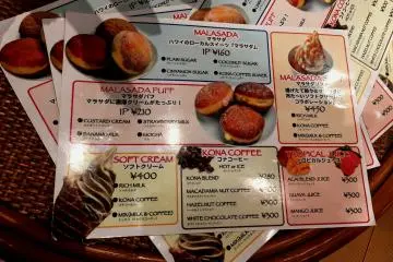 There are not only doughnuts, but also kona coffee, tropical fruit juice and soft serve ice cream on the menu. (Photo: Olga Kaneda)