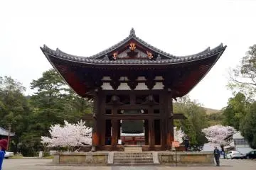 <p>니가츠도 가는 길에 있는 쇼로. 높이 달려있는 종이 눈에 띄어요.</p>