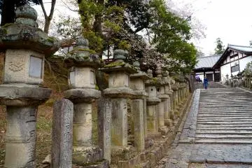 <p>'니가츠도'라고 새겨져 있는 수많은 석등이 신기해 보였어요. 8세기때 지어진 후로 재건축이 안되었다면 꽤나 오래된 석등이였는데 관리가 잘 된듯...</p>