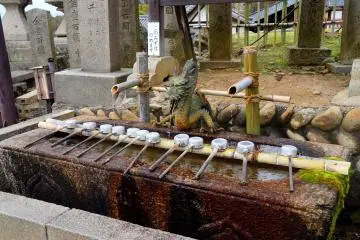 <p>니가츠도의 손 씻는 곳, 데미즈야(手水舎). 이 곳은 용모양이네요.</p>