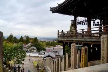 <p>니가츠도 본당으로 올라오는 계단</p>