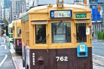 돔 앞 역까지 서는 기차들
