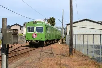 <p>Another type of "Choshi Dentetsu" train in a cabbage color. This is a newer version</p>