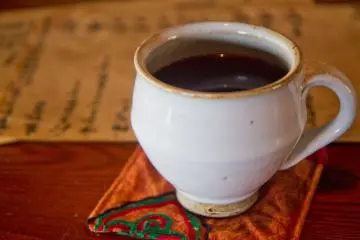 กาแฟของร้านเมะกุรุยะจะเสริฟมาในถ้วยเซรามิคอย่างดี