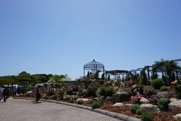 <p>This gazebo is also a spot vied for by couples looking to take a photo from high above the garden.</p>