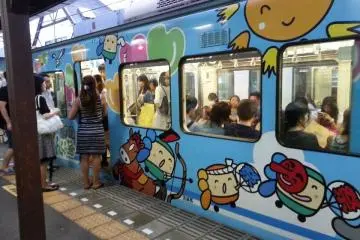 <p>카마쿠라를 순회하는 열차 에노덴입니다. 보통은 녹색의 열차가 운행되지만 사진과 같이 특별히 디자인 된 열차도 운행합니다.&nbsp;</p>