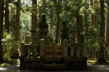 <p>Sebuah kesatuan, ditetapkan dengan baik dan merupakan makam yang tersusun rapi</p>