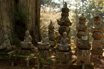 <p>Ada ribuan patung-patung, terletak di antara pohon-pohon cemara yang besar dan itu semuanya merupakan keindahan yang unik.</p>