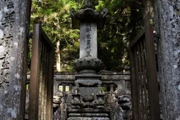 <p>Ini mengingatkan saya pada pintu surga. Saya pikir pasti anda tidak dapat menemukan dua makam yang penampilannya mirip satu sama lain.</p>