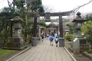 <p>ด้านหน้าของศาลเจ้าโอะคุซึตโนะมิยะ (Okutsunomiya)</p>