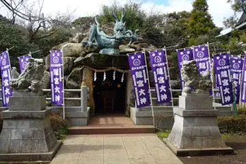 <p>ถ้ำมังกร ข้างศาลเจ้าโอะคุซึตโนะมิยะ (Okutsunomiya)</p>