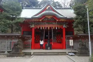 <p>อาคารสีแดงสดของศาลเจ้านะคะซึตโนะมิยะ (Nakatsunomiya)</p>