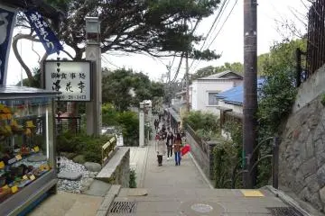 <p>เส้นทางเดินบนเกาะเอะโนะชิมะ</p>