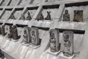 <p>This embankment doubles as a display case</p>