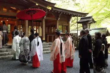 <p>Many people get married in the mall hall. &nbsp;If you are lucky, you might be able to see a wedding in progress.</p>