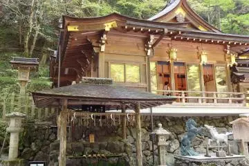 <p>The hongo, or main hall, purification basin, and statues representing the original horse offerings.</p>