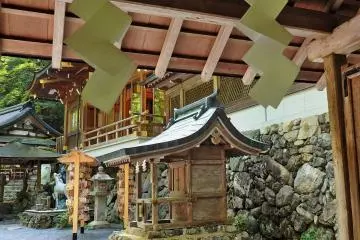 <p>Looking in through the back gate of the shrine.</p>